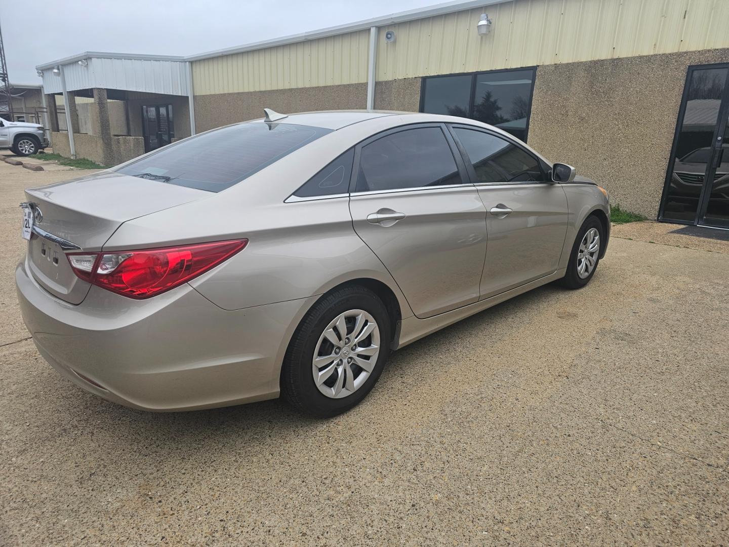 2011 GOLD Hyundai Sonata GLS Auto (5NPEB4AC6BH) with an 2.4L L4 DOHC 16V engine, 5-Speed Automatic transmission, located at 533 S Seven Points BLVD, Seven Points, TX, 75143, (430) 255-4030, 32.313999, -96.209351 - Photo#2